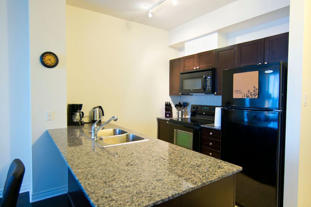 Maplewood Furnished Suites Миссиссага Экстерьер фото