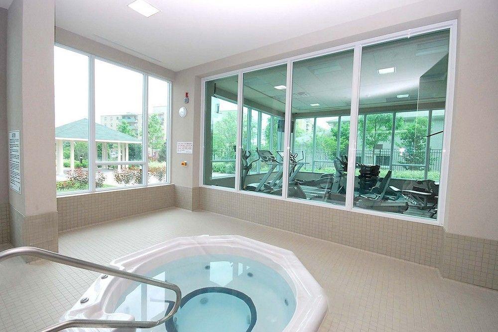 Maplewood Furnished Suites Миссиссага Экстерьер фото