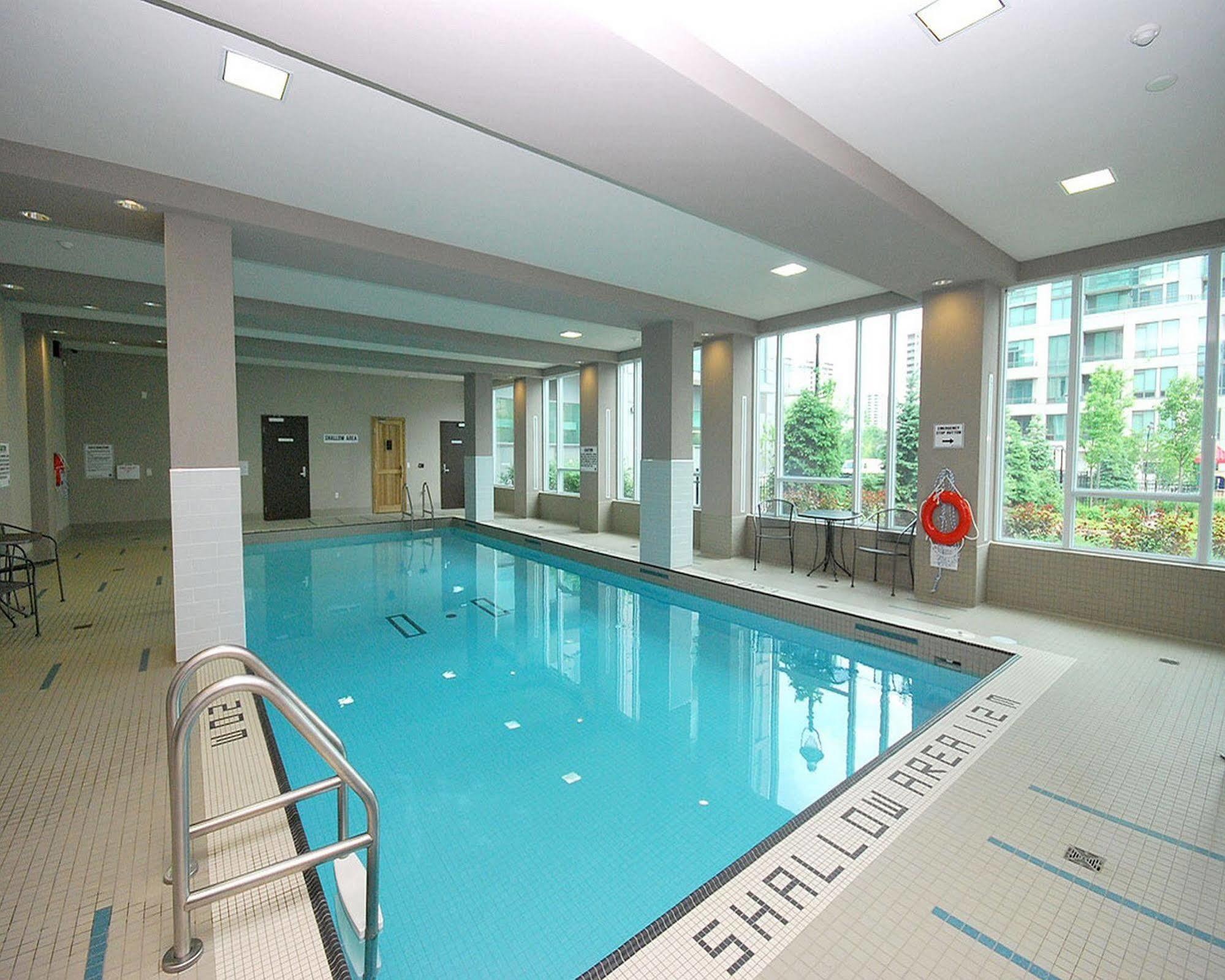 Maplewood Furnished Suites Миссиссага Экстерьер фото
